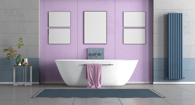 Banheiro colorido com banheira contra parede roxa