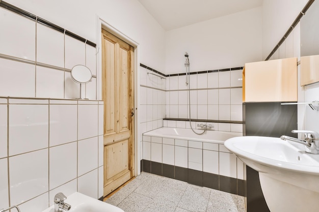 Banheiro com azulejos brancos e pretos