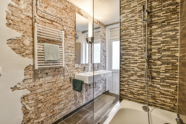 Banheiro com paredes de mármore