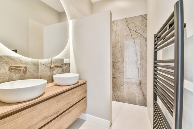 Banheiro com paredes de mármore