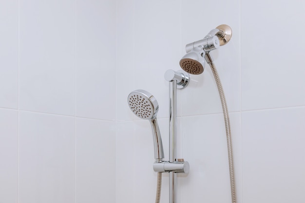 Banheiro contemporâneo com chuveiro