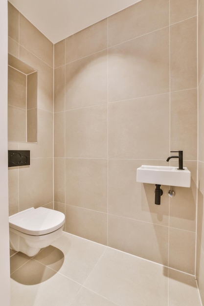 Banheiro elegante em estilo minimalista com vaso sanitário suspenso