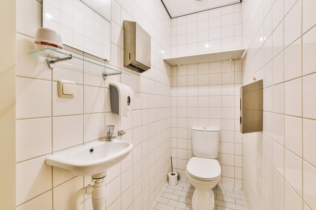 Banheiro estreito com design minimalista