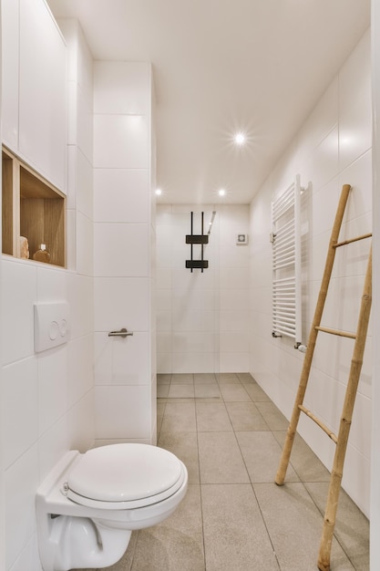 Banheiro estreito com design minimalista