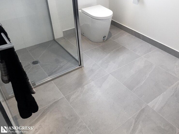 Foto banheiro moderno de azulejos cinzentos