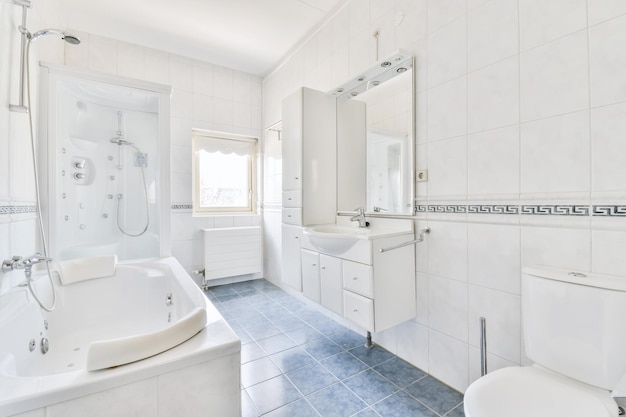 Banheiro moderno e aconchegante em acomodação elegante