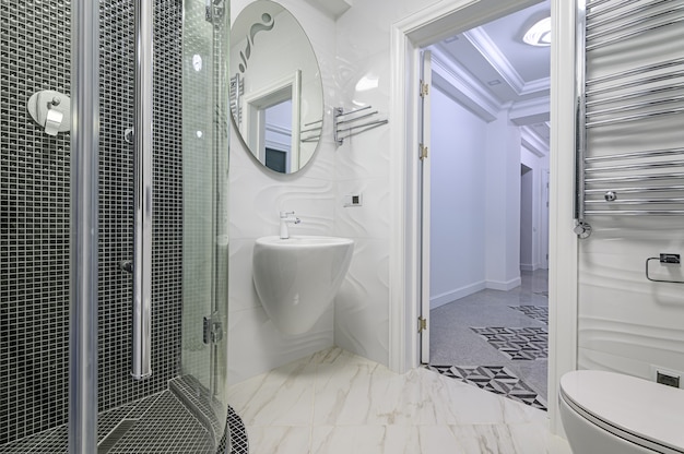 Banheiro moderno e luxuoso em branco e cromado