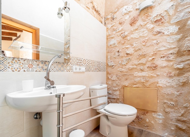 Banheiro moderno renovado com azulejos vintage e paredes de pedra