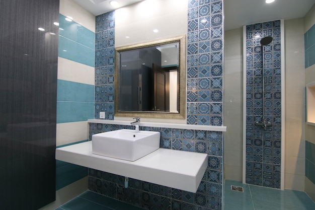 Banheiro projetado moderno da telha azul
