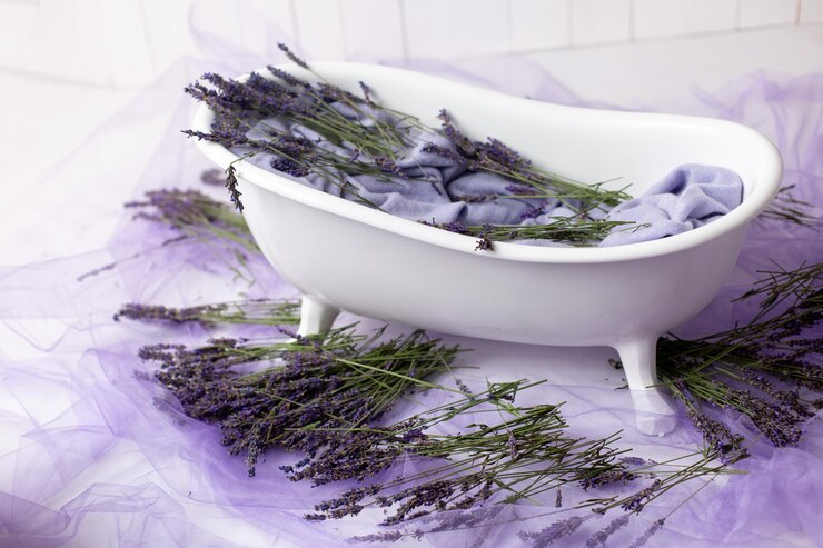 Foto banho com flores de lavanda. zona de foto para uma sessão de fotos com lavanda