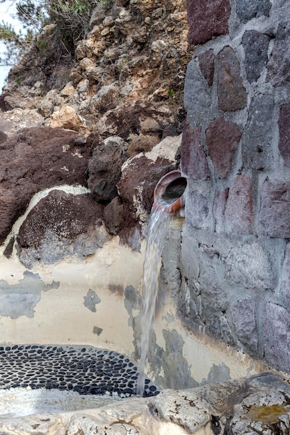 Banho para banho em uma fonte termal com águas minerais quentes e saudáveis Peloponeso Grécia