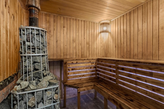 Banho, sauna com forno cheio de pedras