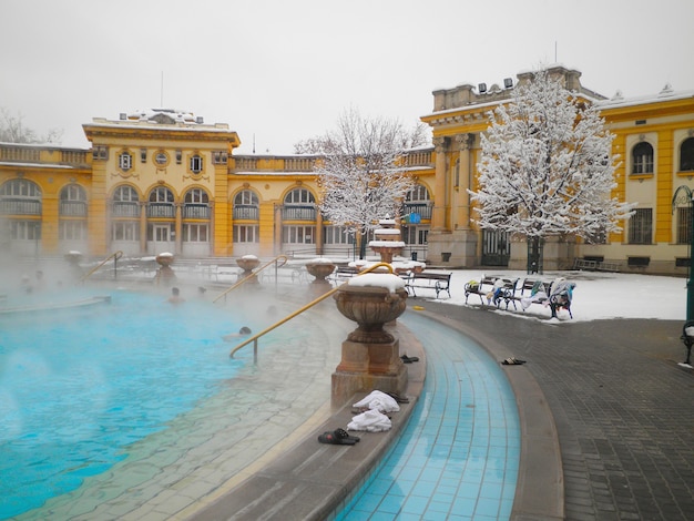 Banho termal de szechenyi em budapeste em um dia nevado de inverno, hungria