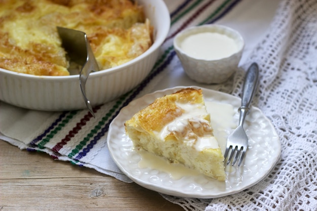 Banitsa, eine traditionelle bulgarische oder balkanische Filoteigpastete, gefüllt mit Feta