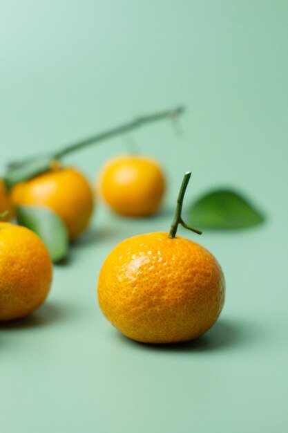 Banjarnegara Indonesia You C 1000 produk con naranjas frescas y maduras sobre un fondo verde Foto conceptual