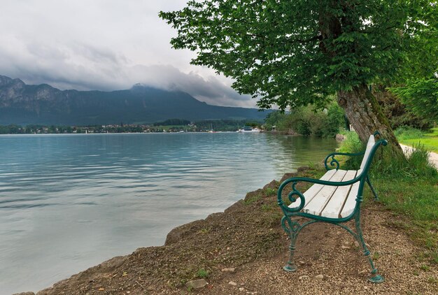 Bank am Ufer des Mondsees, Österreich