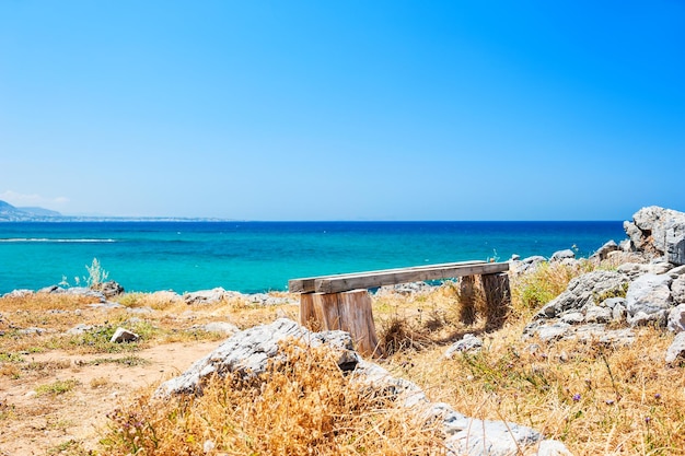 Bank an der Meeresküste. Selektiver Fokus. Schöne Landschaft mit Meerblick. Insel Kreta, Griechenland