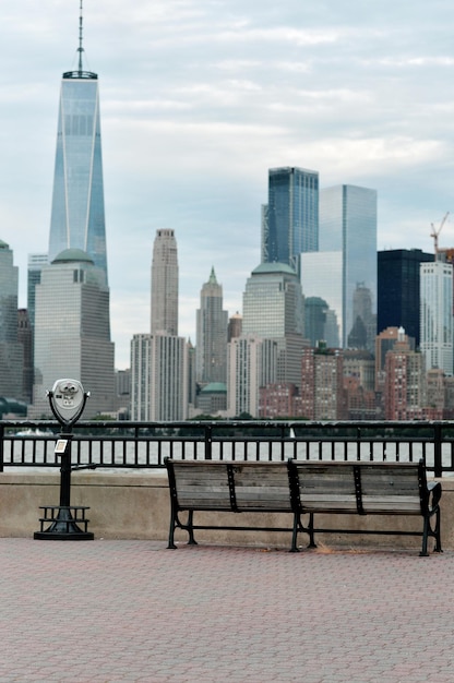 Bank auf dem Pier von New York City Skyline USA