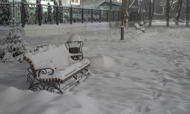 Bank in einer Winterpark-Nahaufnahme mit einer großen Schneedecke