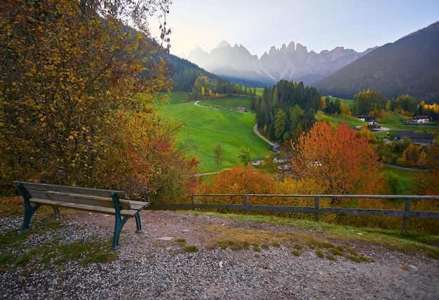 Bank mit Blick auf St. Magdalena St. Magdalena Dorf mit Dolomiten im Hintergrund Tal Val di Funes Italien Europa