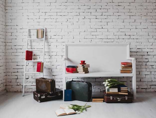 Bank mit Bücher und Reisetaschen