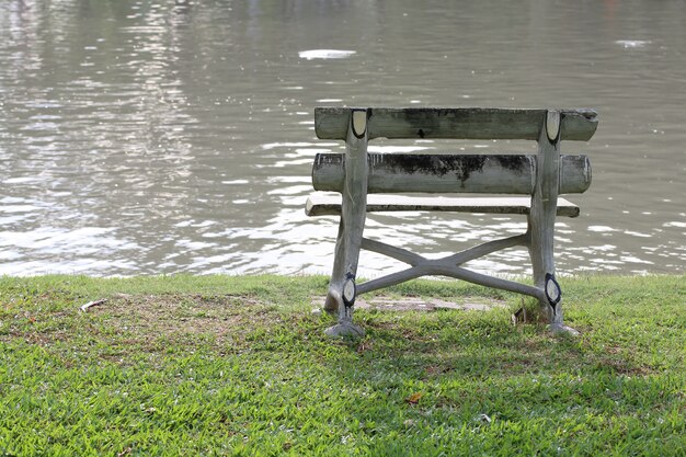 Bank neben See im Park.