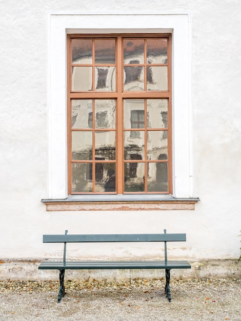 Bank unter Fenster