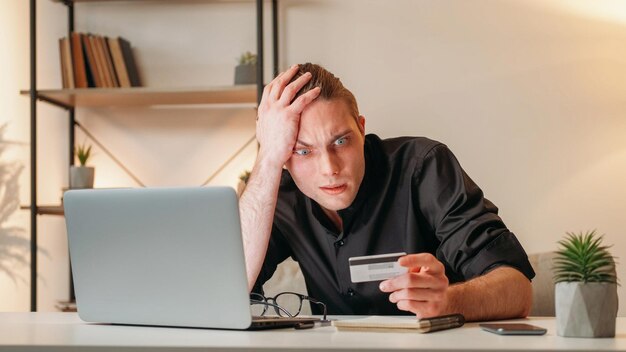 Foto bankbetrug, finanzieller betrug, gestresster mann, kreditkarte