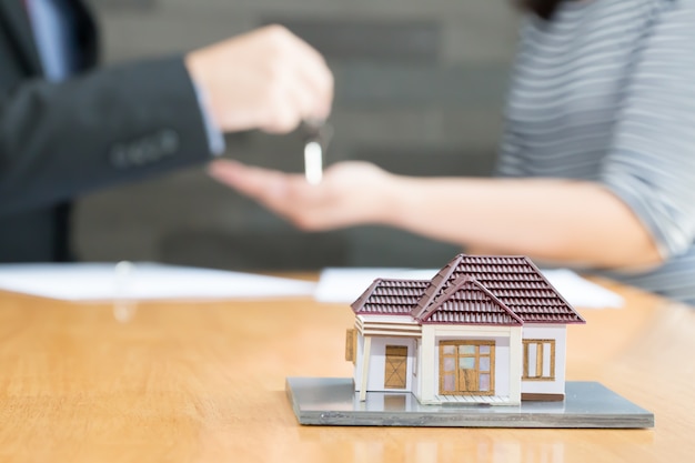 Banken genehmigen Darlehen, um Häuser zu kaufen. Hauskonzept zu verkaufen