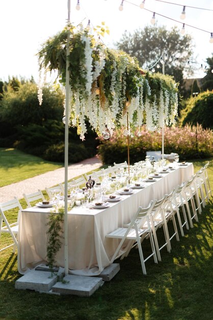 Foto bankett im garten für eine hochzeit mit dekorativen elementen atmosphärisches dekor