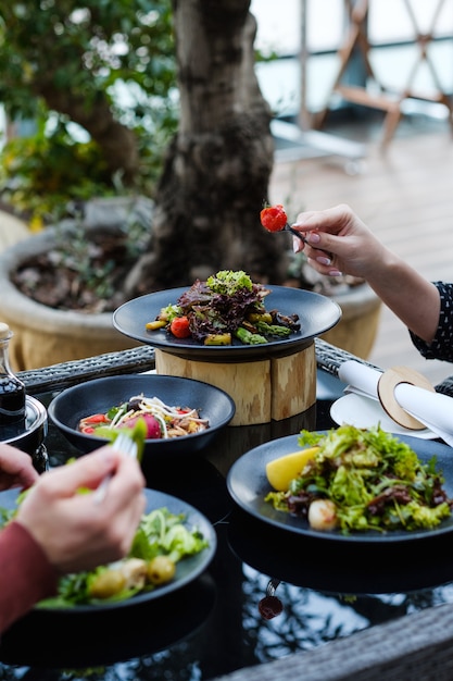 Bankett im Restaurant Eine Auswahl an Speisen, die für einen Empfang oder eine Dinnerparty zubereitet werden. Gesunder Lebensstil