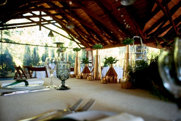 Bankettsaal im Freien mit einer Holzdecke hängende GirlandenÖko-Design