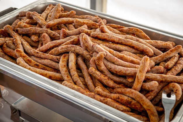 Banketttisch mit Chafing-Dish-Heizungen Gegrillte Würstchen