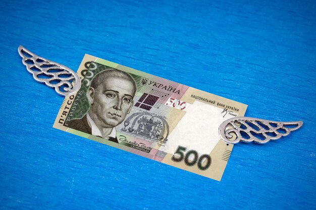 Banknote 500 Ukrainische Griwna mit dekorativen silbernen Flügeln auf blauem Hintergrund