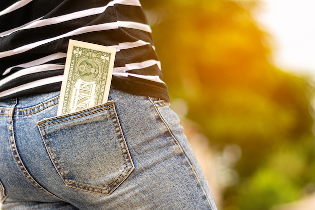 Banknote in der Jeans Tasche einer Frau.