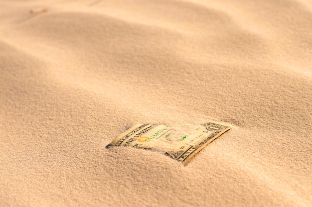 Banknote mit Sand bedeckt