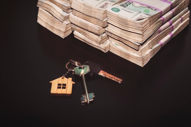 Banknoten der russischen Rubel und Schlüssel zur Wohnung am schwarzen Tisch Immobilienverkauf Der Deal für den Verkauf der Wohnung Concept