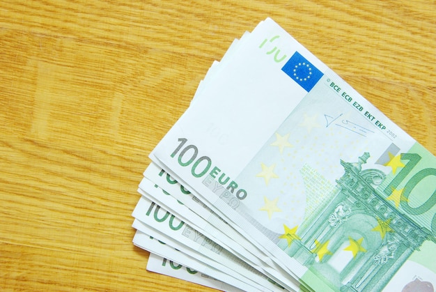 Banknoten des Euro lokalisiert auf einem hölzernen Hintergrund