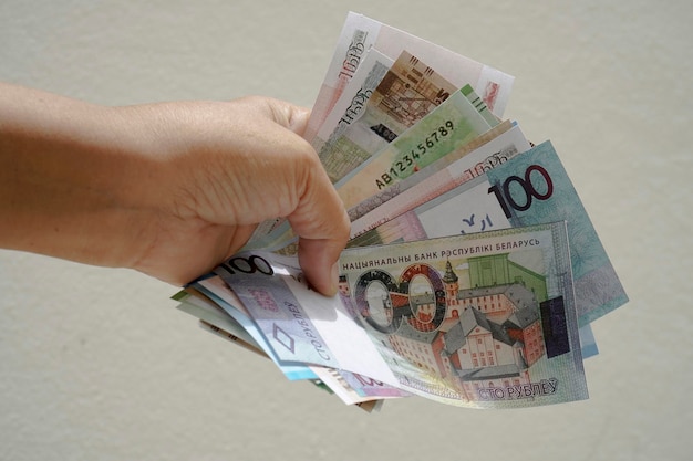 Banknoten des russischen Rubels in der Hand einer Asiatin