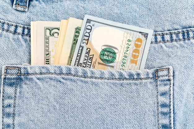 Banknoten in der Tasche von Blue Jeans Cash-Umsatz einhundertfünfzehn-Dollar-Scheine
