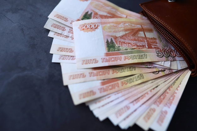 Banknoten mit der Aufschrift fünftausend Rubel Russisches Geld Nennwert von fünftausend Rubel