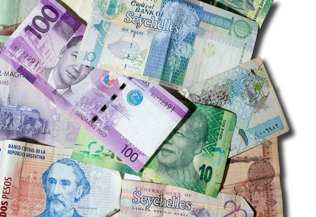 Banknoten verschiedener Länder auf weißem Hintergrund