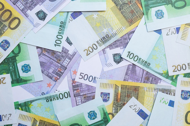 Banknoten von 100 Euro, 200 Euro und 500 Euro.