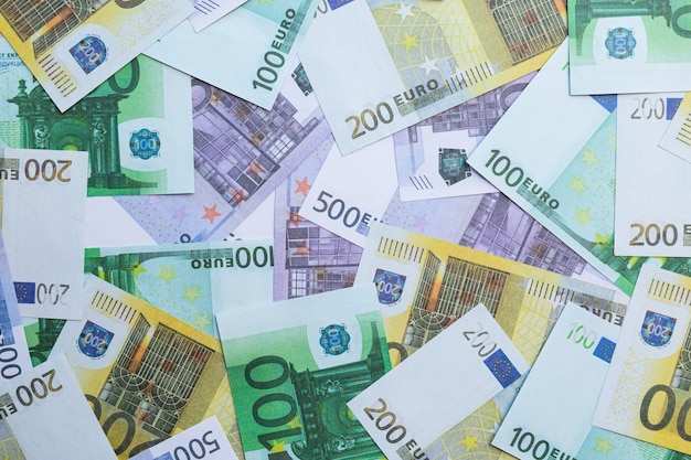 Banknoten von 100 Euro, 200 Euro und 500 Euro.