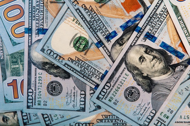 Banknoten von einhundert US-Dollar sind verstreut