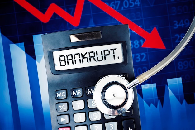 Bankrottes Wort auf Taschenrechner mit rückläufigem Diagramm