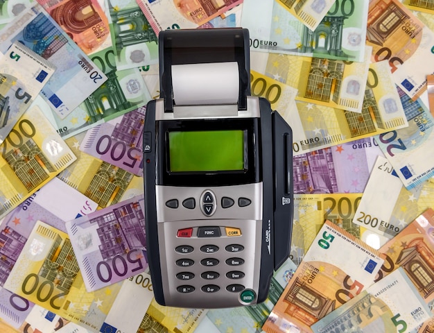 Bankterminal auf Euro-Banknoten-Hintergrund hautnah