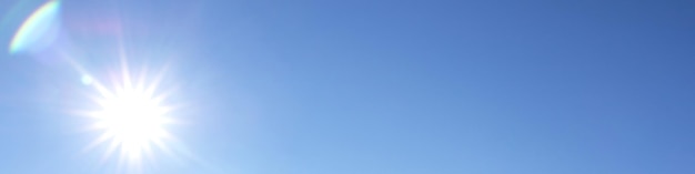 Banner 41 com um sol ofuscante em um céu azul claro