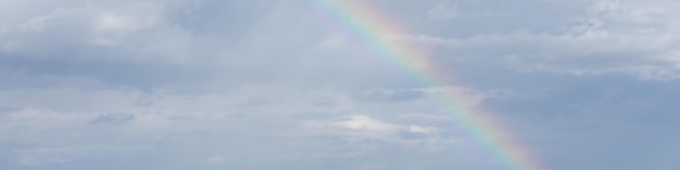 banner 4x1 com um arco-íris no céu nublado depois da chuva