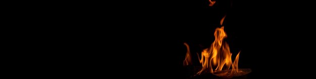 Foto banner 4x1 jugando lenguas y reflejos de llama sobre fondo negro